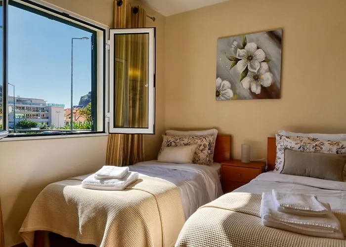 Largo Dos Milagres, A In Madeira マシコ